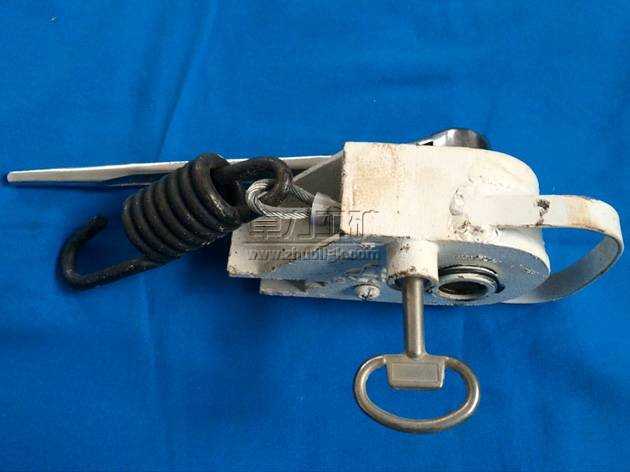 新型開啟定位式鋼絲繩防溜器是我公司研制的專利產(chǎn)品，是在鐵路車輛防溜存在著斷繩、夾繩、鋼絲繩頻繁彎曲，過早疲勞斷裂及維修難，開啟不定位，操作困難，無法更換鋼絲繩等現(xiàn)象、設(shè)計(jì)出一種新型拉簧式鋼絲繩防溜器。